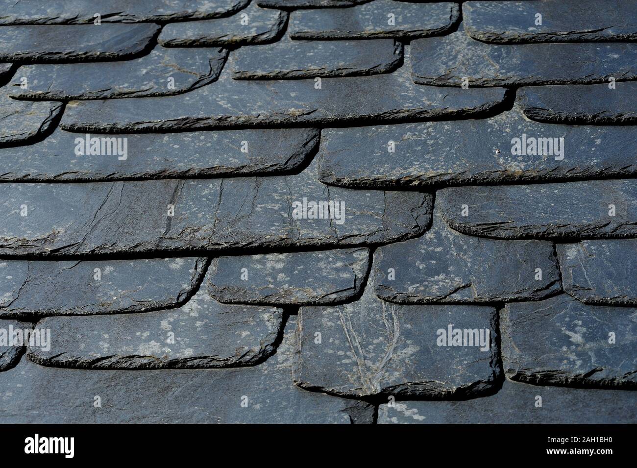 Rustikale schwarzen Schieferdach Textur. Stockfoto
