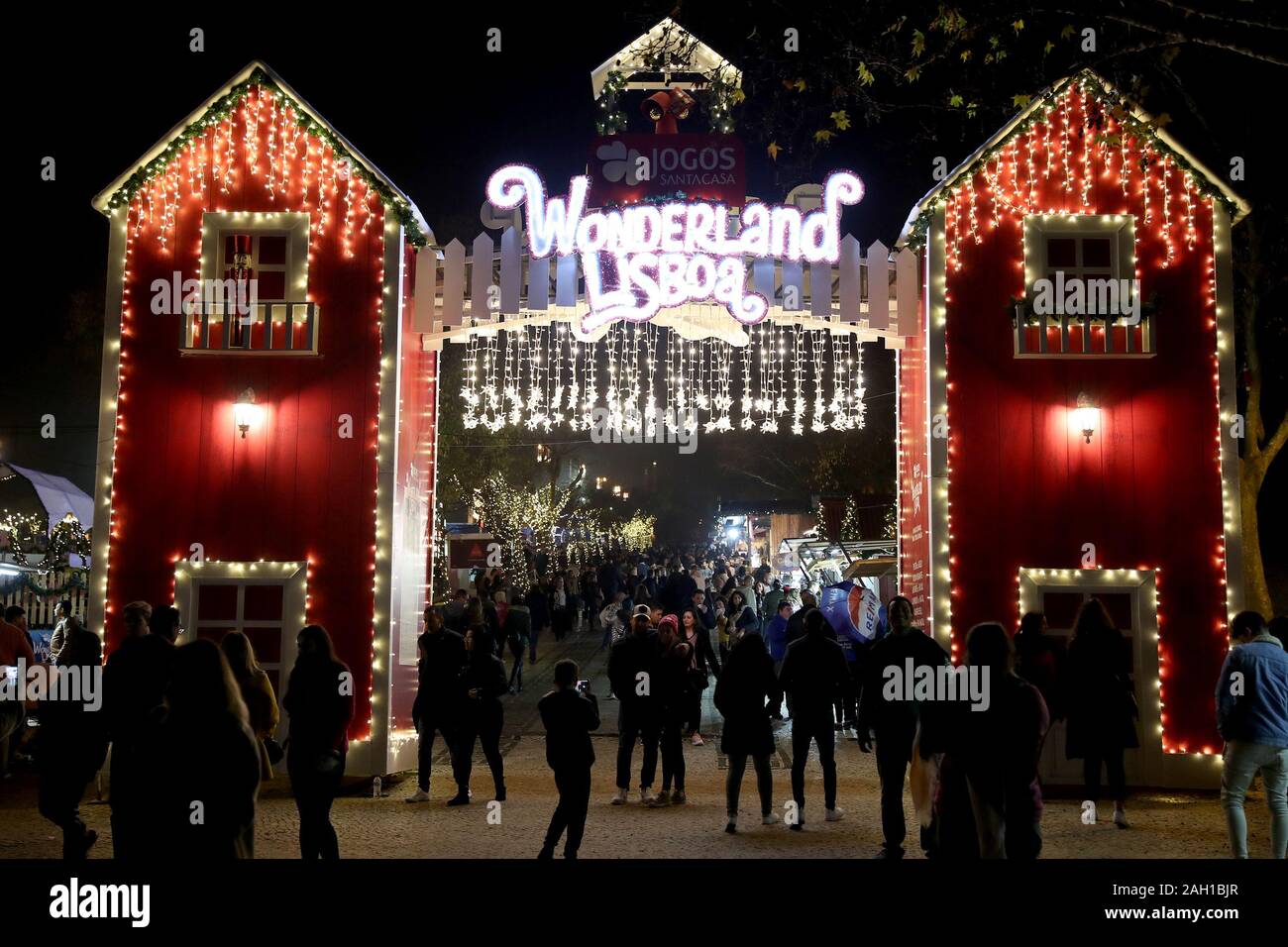 Lissabon, Portugal. 22 Dez, 2019. Menschen besuchen einen Weihnachtsmarkt in Lissabon, Portugal, 22. Dez., 2019. Credit: Pedro Fiuza/Xinhua/Alamy leben Nachrichten Stockfoto