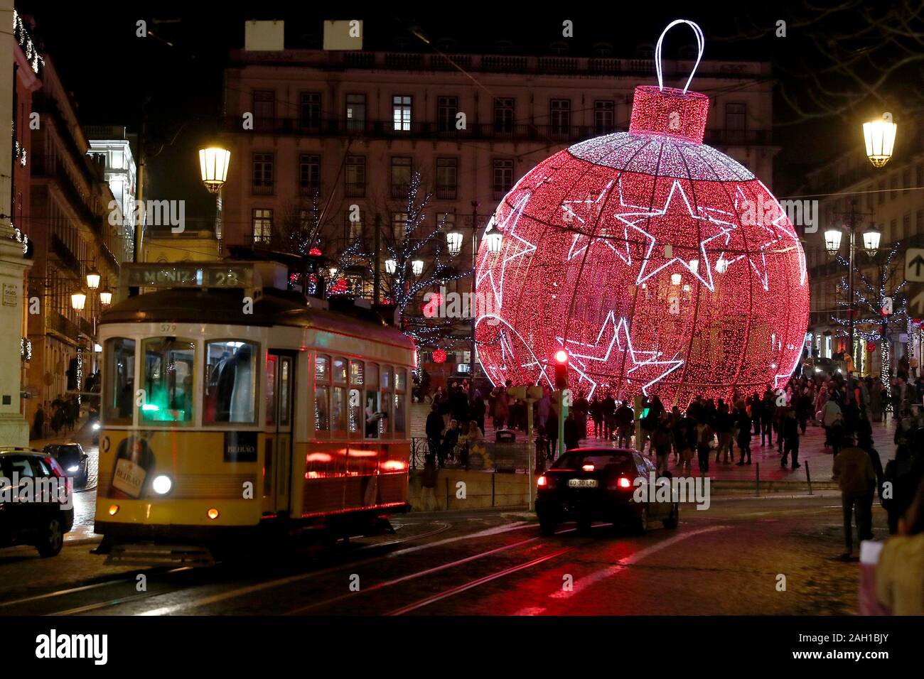 Lissabon, Portugal. 22 Dez, 2019. Menschen versammeln sich um einen riesigen Weihnachten Dekoration in Lissabon, Portugal, Dez. 22, 2019. Credit: Pedro Fiuza/Xinhua/Alamy leben Nachrichten Stockfoto