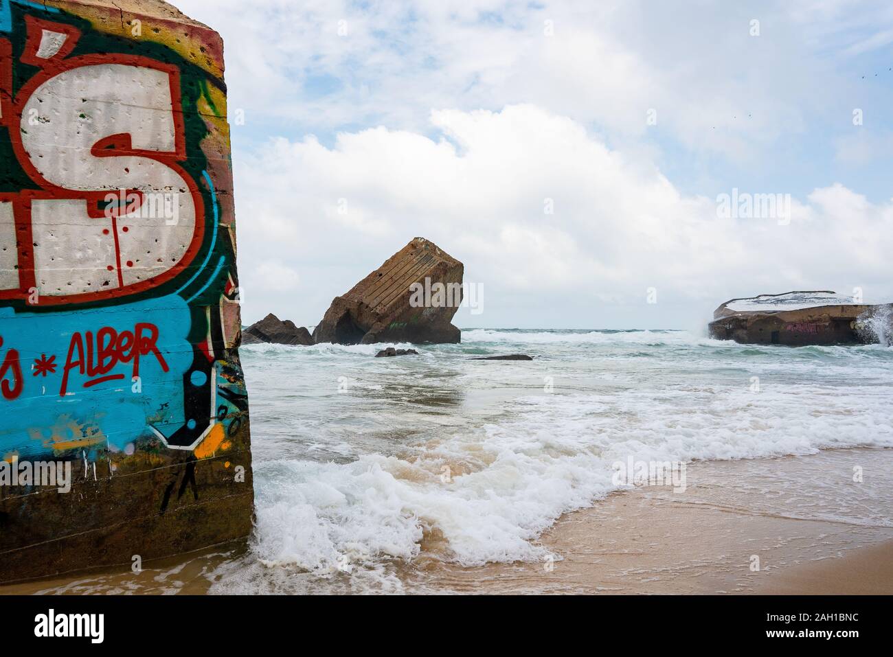 Beton Bunker aus Kriegszeiten Vergangenheit in Shorebreak auf Französisch Strand Stockfoto