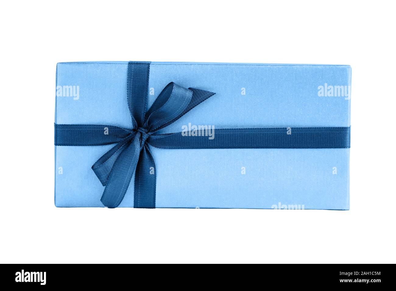 Verpackt Geschenkkarton mit Blue Ribbon auf weißem Hintergrund. Farbe des Jahres 2020 Classic blau getönt. Kopieren Sie Platz für Text. Stockfoto