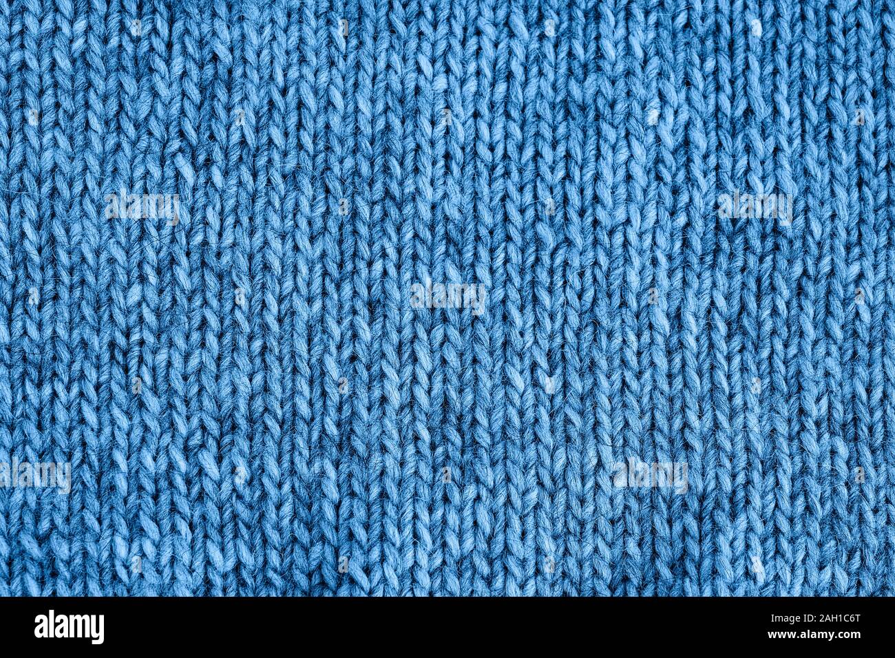 Blau gestrickt Textur. Handgefertigte Strickwaren. Farbe des Jahres 2020 Classic blau getönt. Zusammenfassung Hintergrund, kopieren. Stockfoto