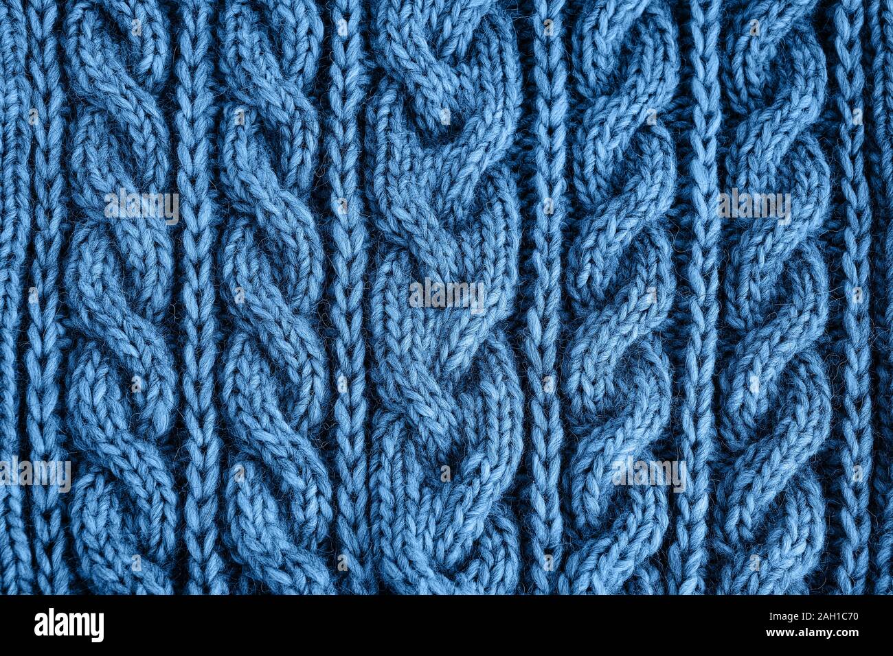 Blau gestrickt Textur. Handgefertigte Strickwaren. Hintergrund. Farbe des Jahres 2020, Classic Blau. Stockfoto