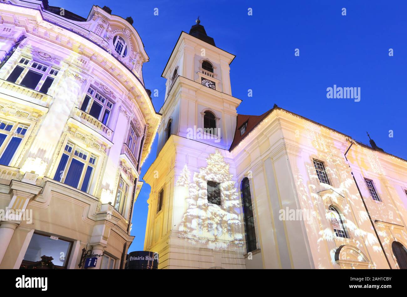 Weihnachtsbeleuchtung auf dem RC-Holy Trinity Cathedral, auf der Piata Mare in Hermannstadt, Siebenbürgen, Rumänien Stockfoto