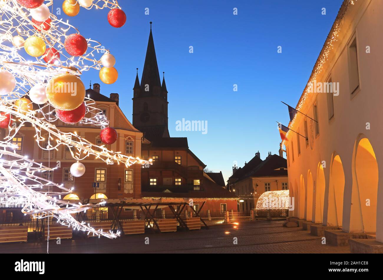 Weihnachten Dekorationen auf der Piata Mica mit St Mary's lutherischen Kathedrale, in der Altstadt von Sibiu/Hermannstadt in Siebenbürgen, Rumänien Stockfoto