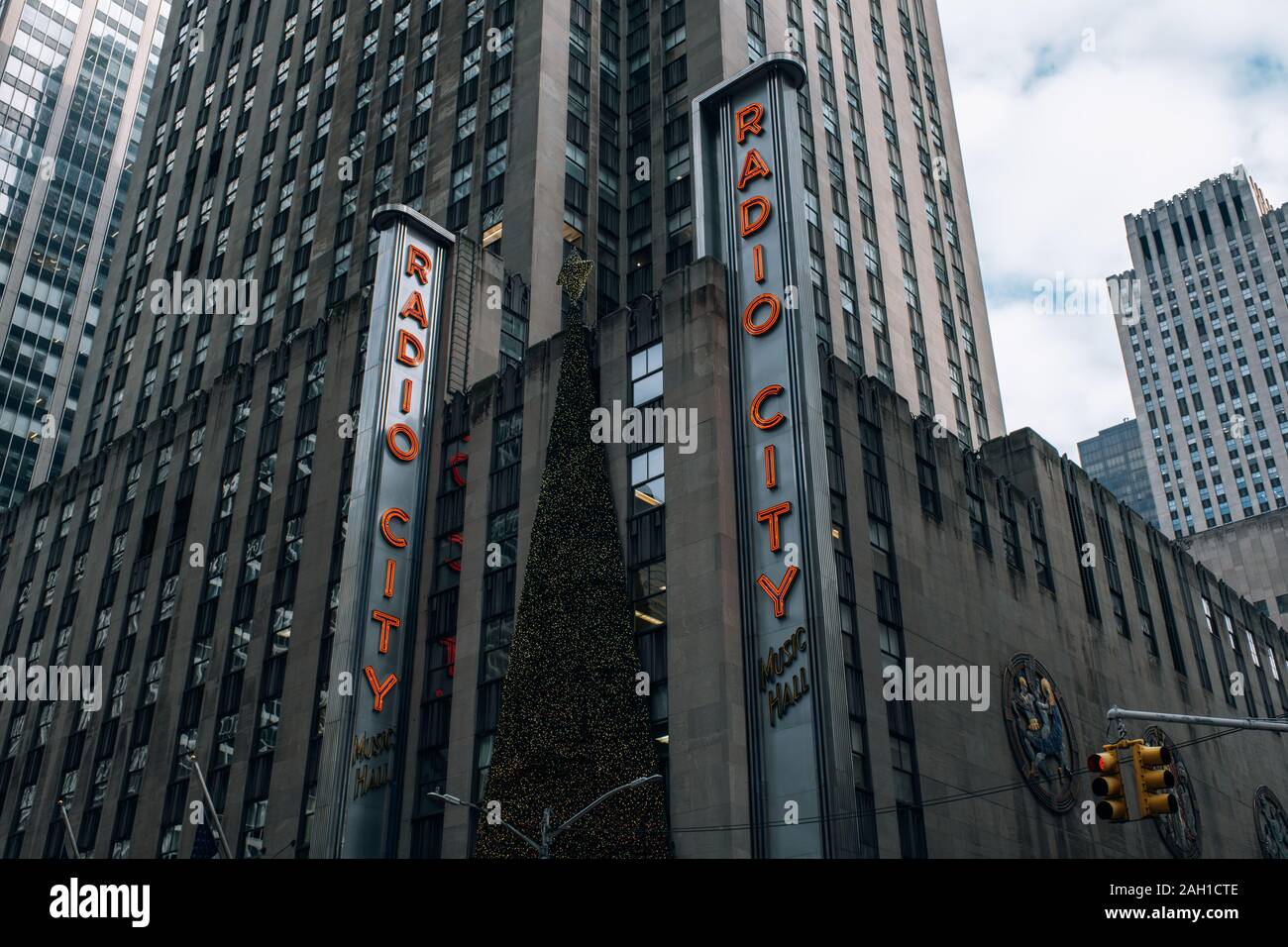 New York City - USA - 17.12.2018: Perspektive Blick auf die Fassade Fragment der Radio City Gebäude in Midtown Manhattan Stockfoto