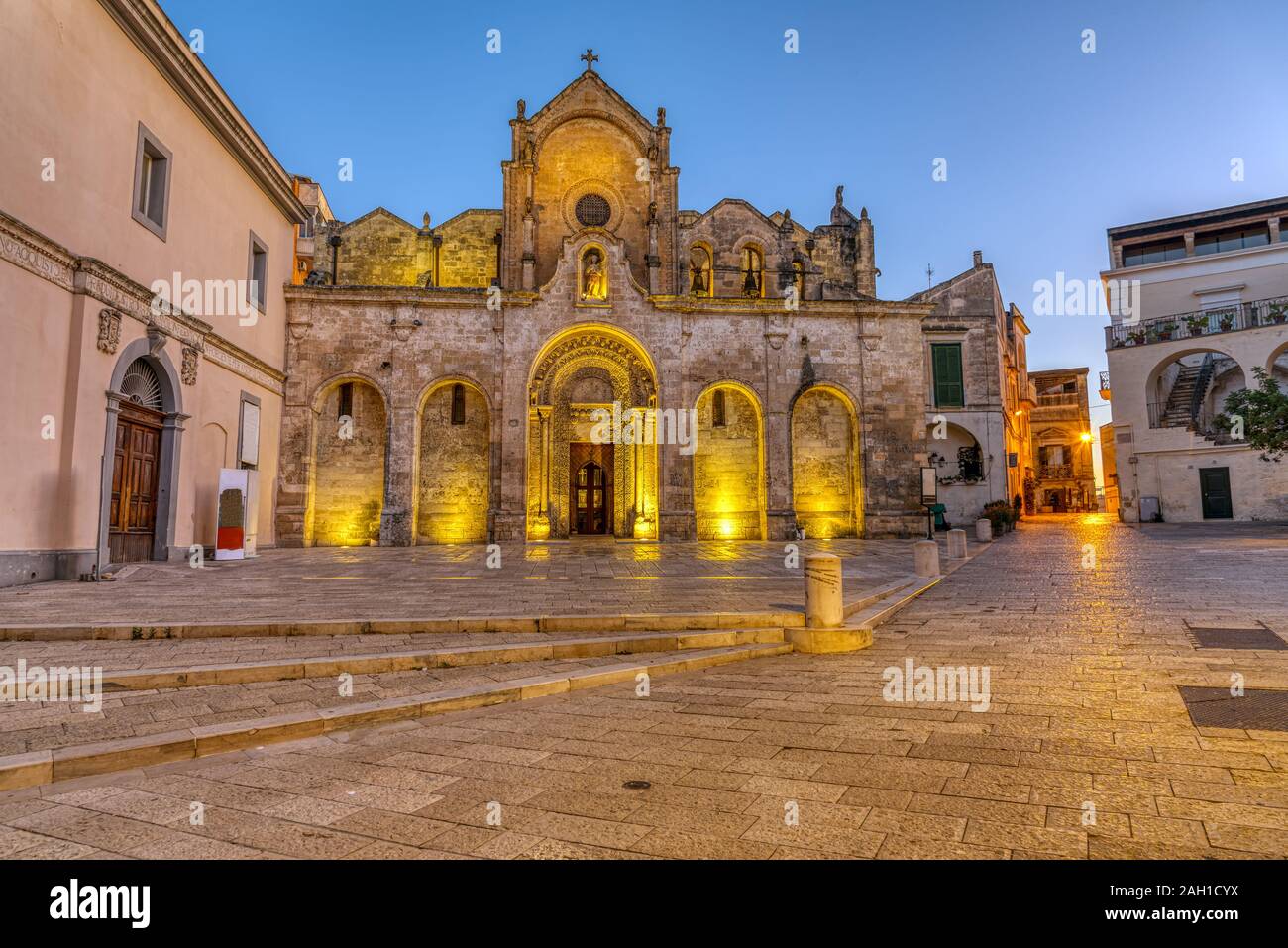 Die Kirche San Giovanni Battista in Matera, Italien, im Morgengrauen Stockfoto