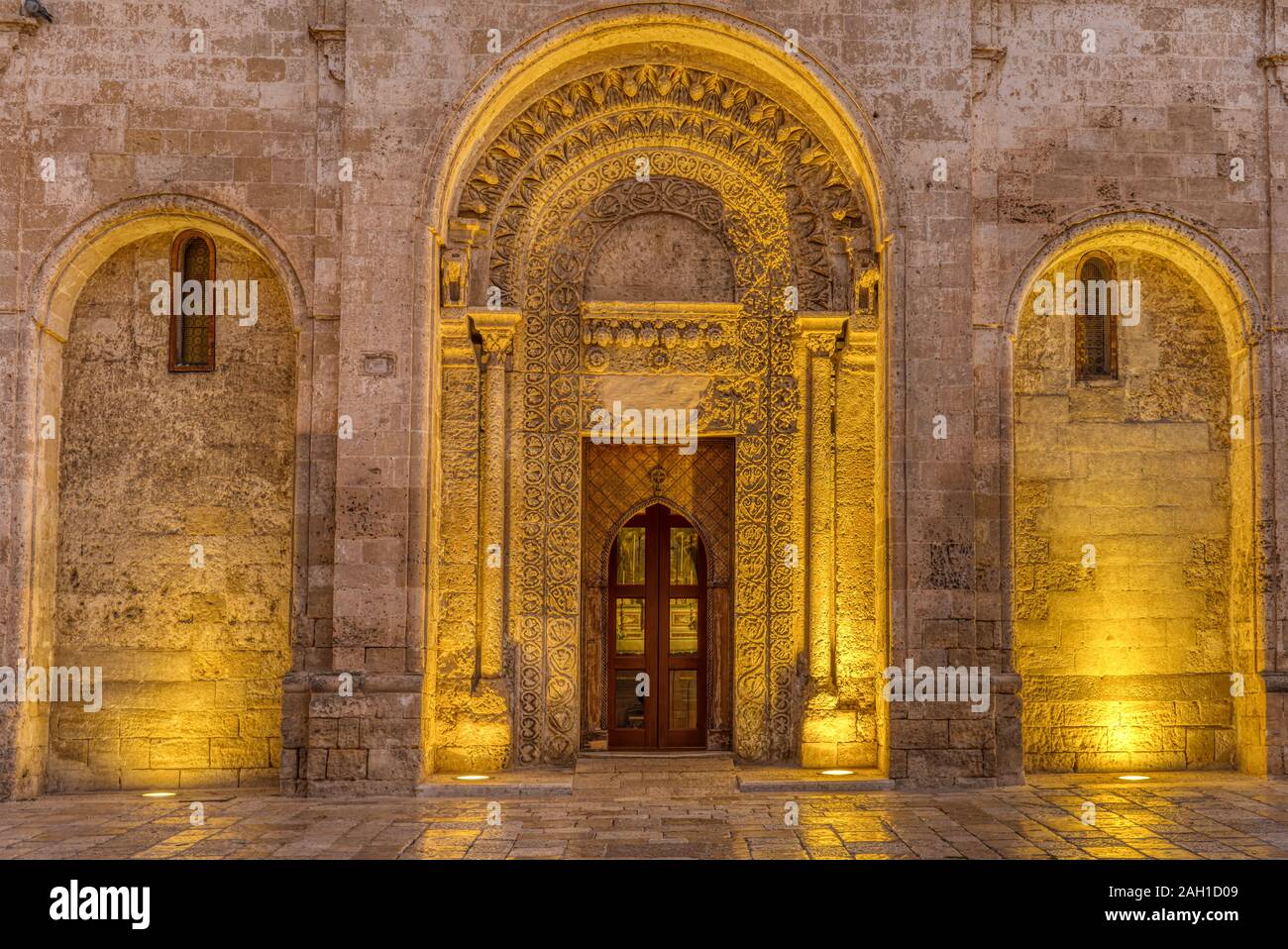 Das Eingangsportal der Kirche San Giovanni Battista in Matera, Italien, in der Nacht Stockfoto