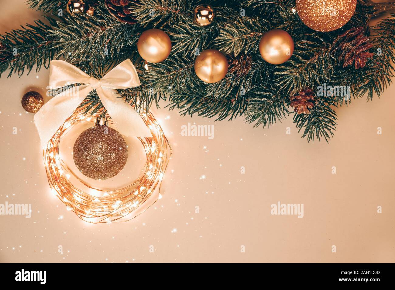 Weihnachten und Neujahr Urlaub Hintergrund. Weihnachten Grußkarte. Goldene Weihnachten Dekoration. Noel. Platz kopieren, Flach Stockfoto