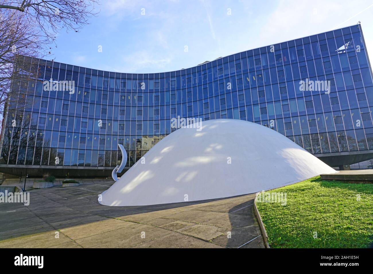 PARIS, Frankreich - 18 Dez 2019 - entworfen von Oscar Niemeyer, dem Sitz der Französischen Kommunistischen Partei (Belagerung le Parti Communiste Francais PCF) loc Stockfoto