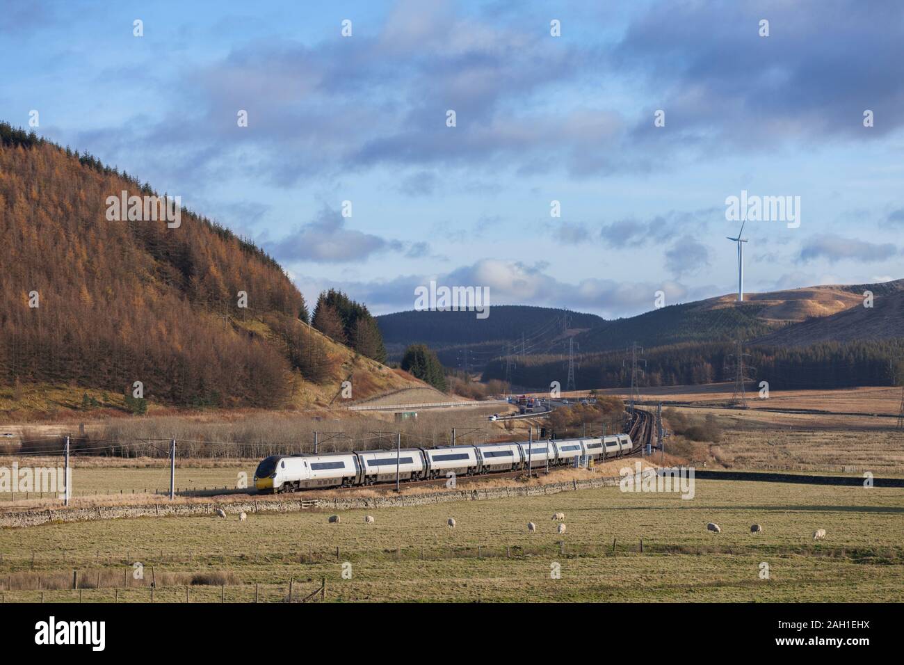 Virgin Trains/Avanti Westküste pendolino Train 390008 vorbei Elvanfoot auf der West Coast Mainline in Schottland Stockfoto