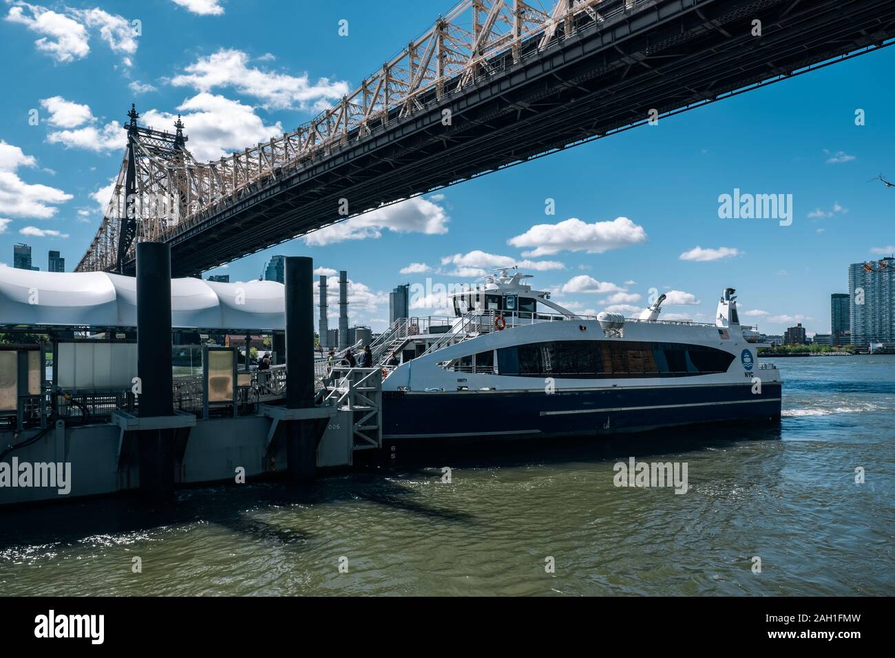 New York City - USA - 15. Mai 2019: Fähre Anlegestelle am Flußufer auf Roosevelt Island Stockfoto