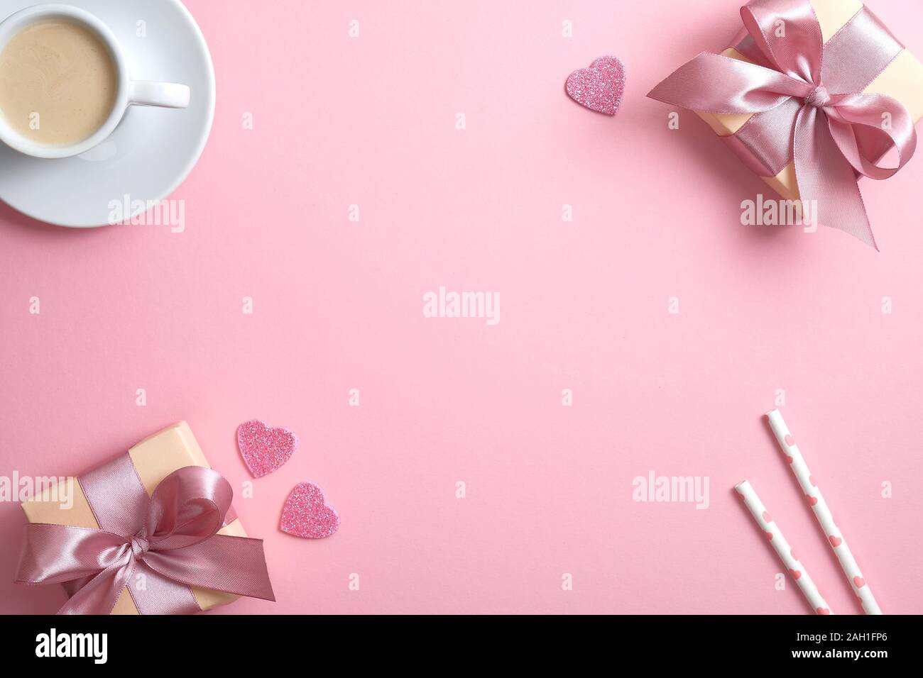 Rahmen aus Kaffee Tasse, Geschenkboxen, Herzen und trinken Stroh. Flach, Ansicht von oben, kopieren. Glücklich gruss Valentinstag card Design. Stockfoto