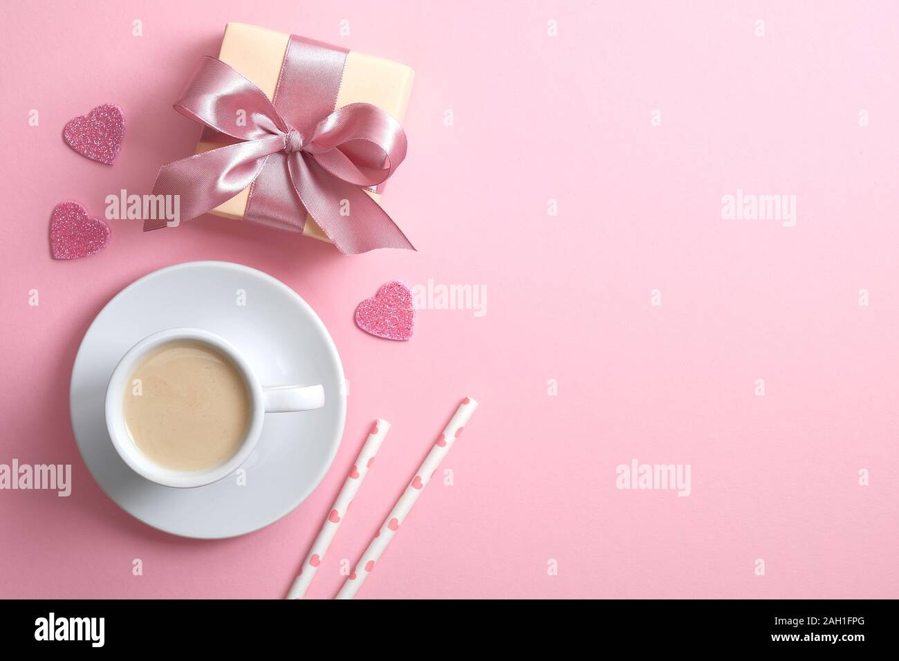 Valentinstag Komposition mit Geschenkbox, Herz, Tasse Kaffee und Getränke Stroh auf rosa Hintergrund. Flach, Ansicht von oben, kopieren. Grußkarte mockup Stockfoto