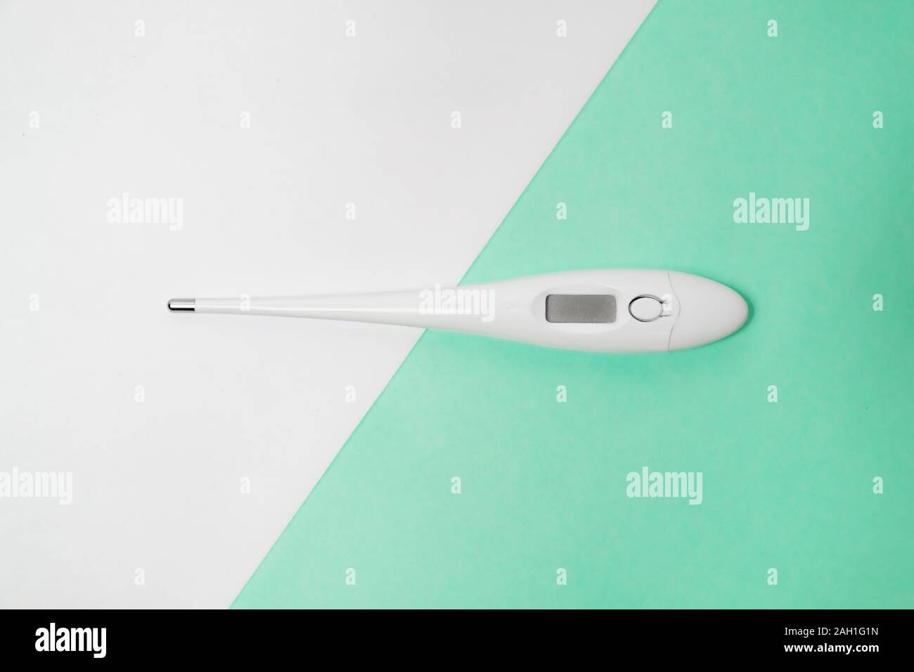 Elektronische medizinische Thermometer in Zwei Farbe Hintergrund. Fragen der Gesundheit, dass es kalt oder Fieber Konzept Stockfoto