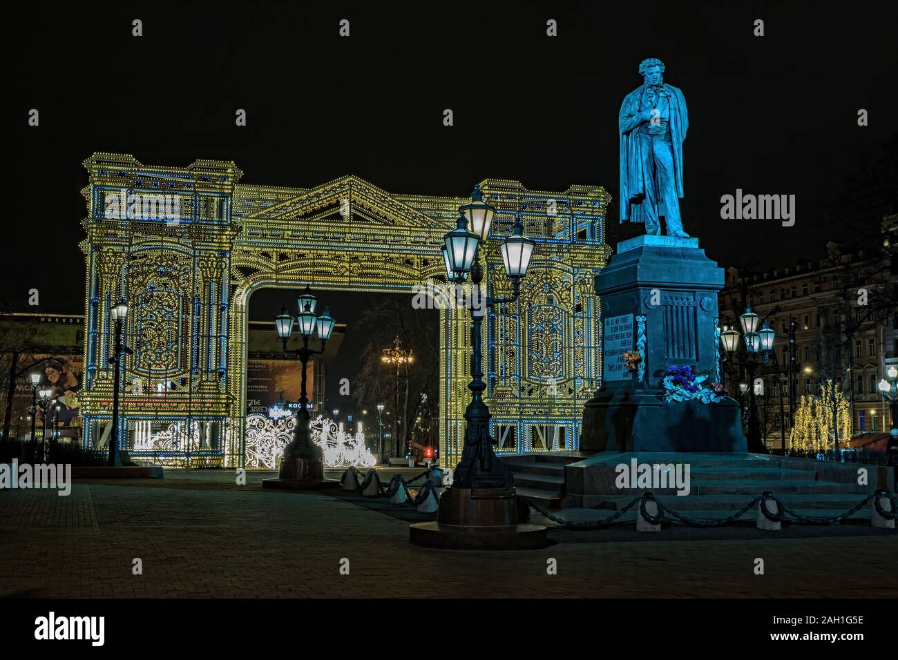 Russland. Moskau. 12.22.2019. Die Stadt ist mit festlichen Beleuchtung für das Neue Jahr eingerichtet. Ausflüge in das Neue Jahr in Moskau. Feierlichkeiten in Moskau. Stockfoto