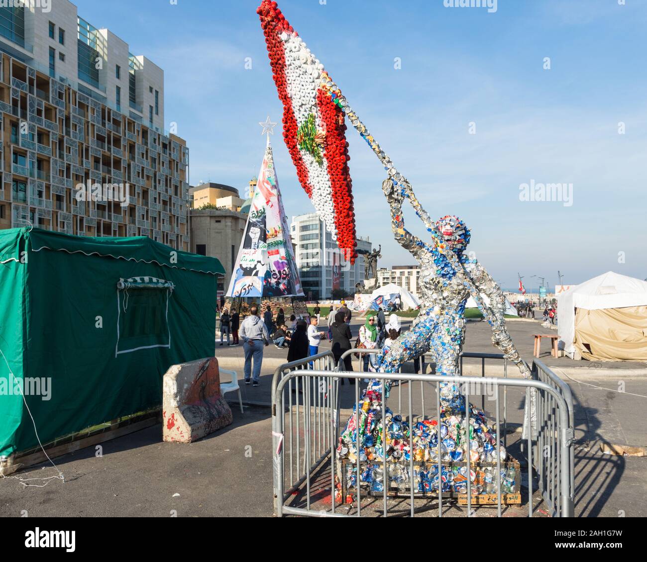 Kunst installation Skulptur aus Plastikflaschen und Mülltonnen libanesischer Künstler Pierre Abboud, Martyrs' Square, Beirut Central District, Libanon Stockfoto