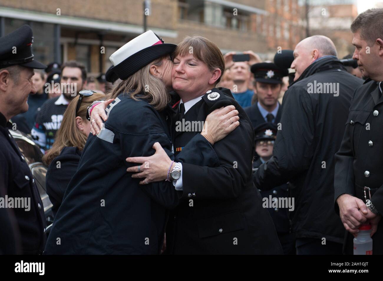 Feuerwehrmänner, die Linie der Union Street in Central London als Schutz der Ehre zu Londoner Feuerwehr (LFB) Kommissar Dany Baumwolle (Mitte), an ihrem letzten Tag im Amt vor dem Ausscheiden von ihrer Rolle in der Silvesternacht. Stockfoto