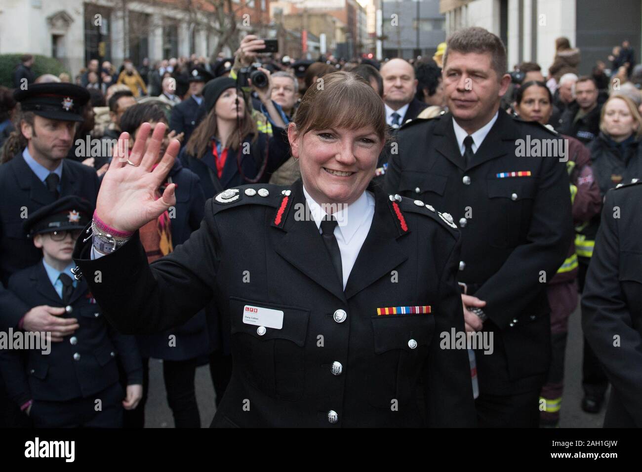 Feuerwehrmänner, die Linie der Union Street in Central London als Schutz der Ehre zu Londoner Feuerwehr (LFB) Kommissar Dany Baumwolle (Mitte), an ihrem letzten Tag im Amt vor dem Ausscheiden von ihrer Rolle in der Silvesternacht. Stockfoto