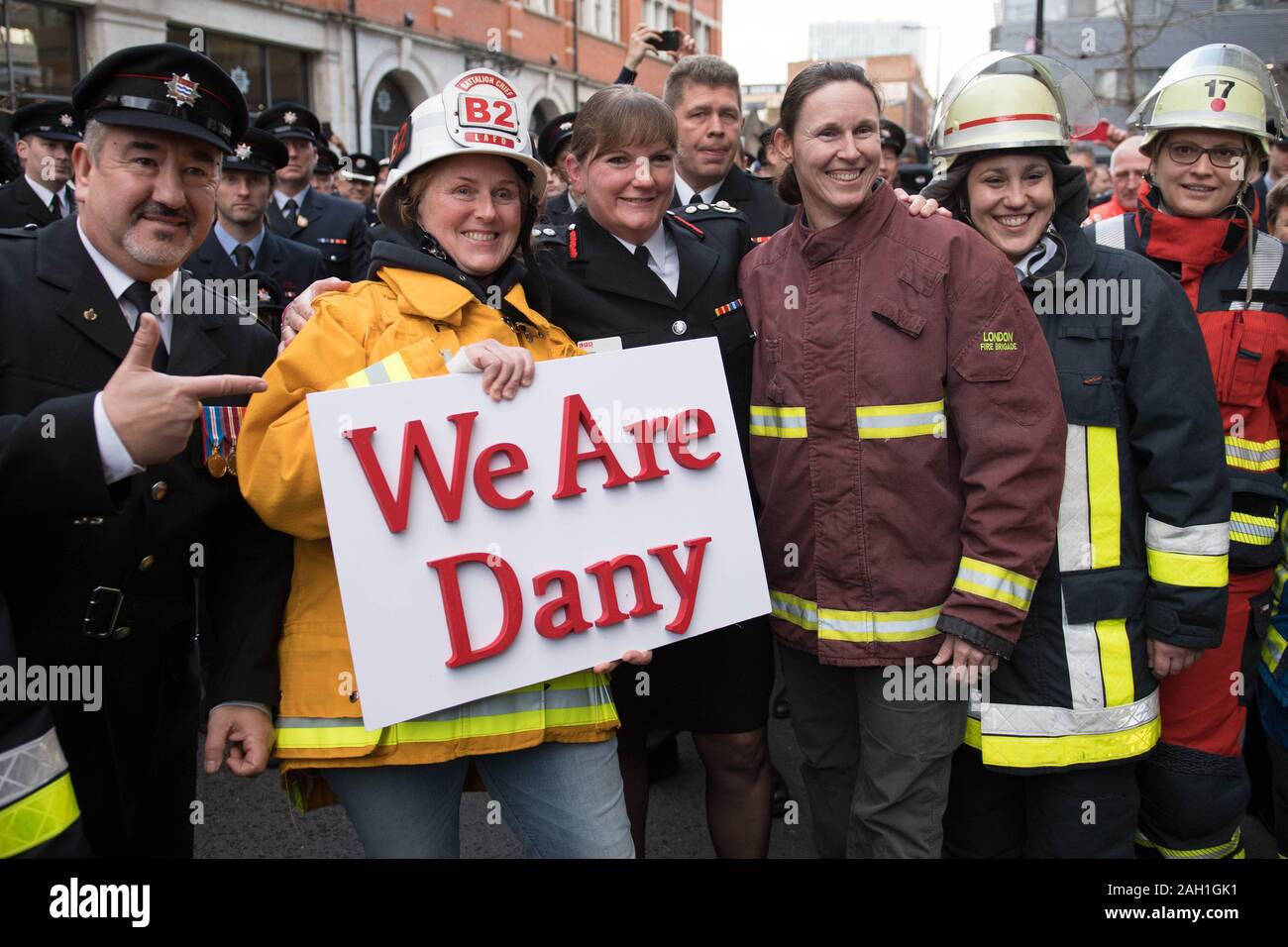 Feuerwehrmänner, die Linie der Union Street in Central London als Schutz der Ehre zu Londoner Feuerwehr (LFB) Kommissar Dany Baumwolle (Mitte), an ihrem letzten Tag im Amt vor dem Ausscheiden von ihrer Rolle in der Silvesternacht. Stockfoto