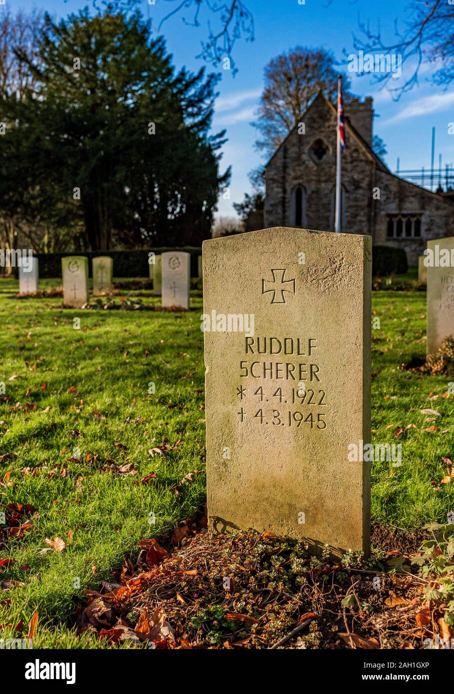 Scampton Kirche, Lincoln, England: Das Dorf Kirche des Hl. Johannes des Täufers, in der Nähe der RAF Scampton. Deutschen Krieg Grab Stockfoto