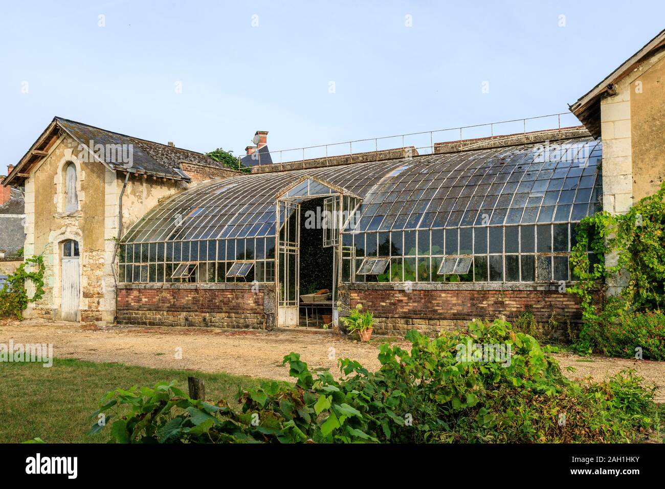 Frankreich, Maine-et-Loire, Loire Tal, Le Lude, Chateau du Lude Gardens, Gewächshaus zurück gegen schiefen im Gemüsegarten // Frankreich, Sarthe (72), vallée Stockfoto