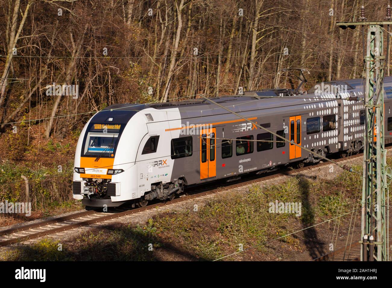 National Express Zug in der Nähe Mediapark, Köln, Deutschland. National Express auf Bahntrasse am Mediapark, Köln, Deutschland. Stockfoto
