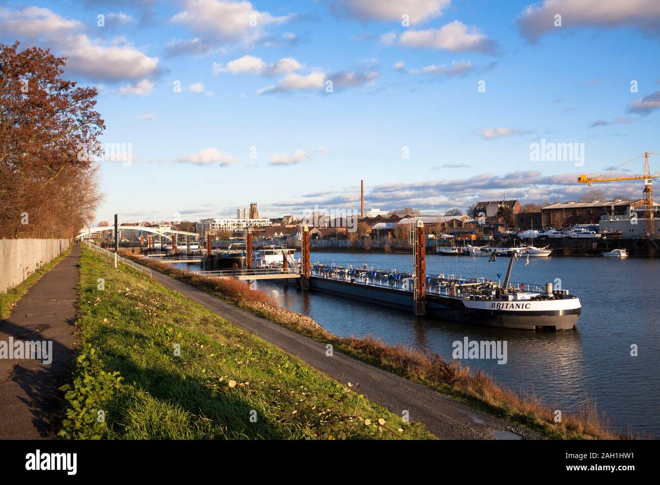 Der Rheinhafen im Bezirk Mülheim an der Ruhr, Köln, Deutschland der Rheinhafen im Stadtteil Mülheim an der Ruhr, Köln, Deutschland. Stockfoto