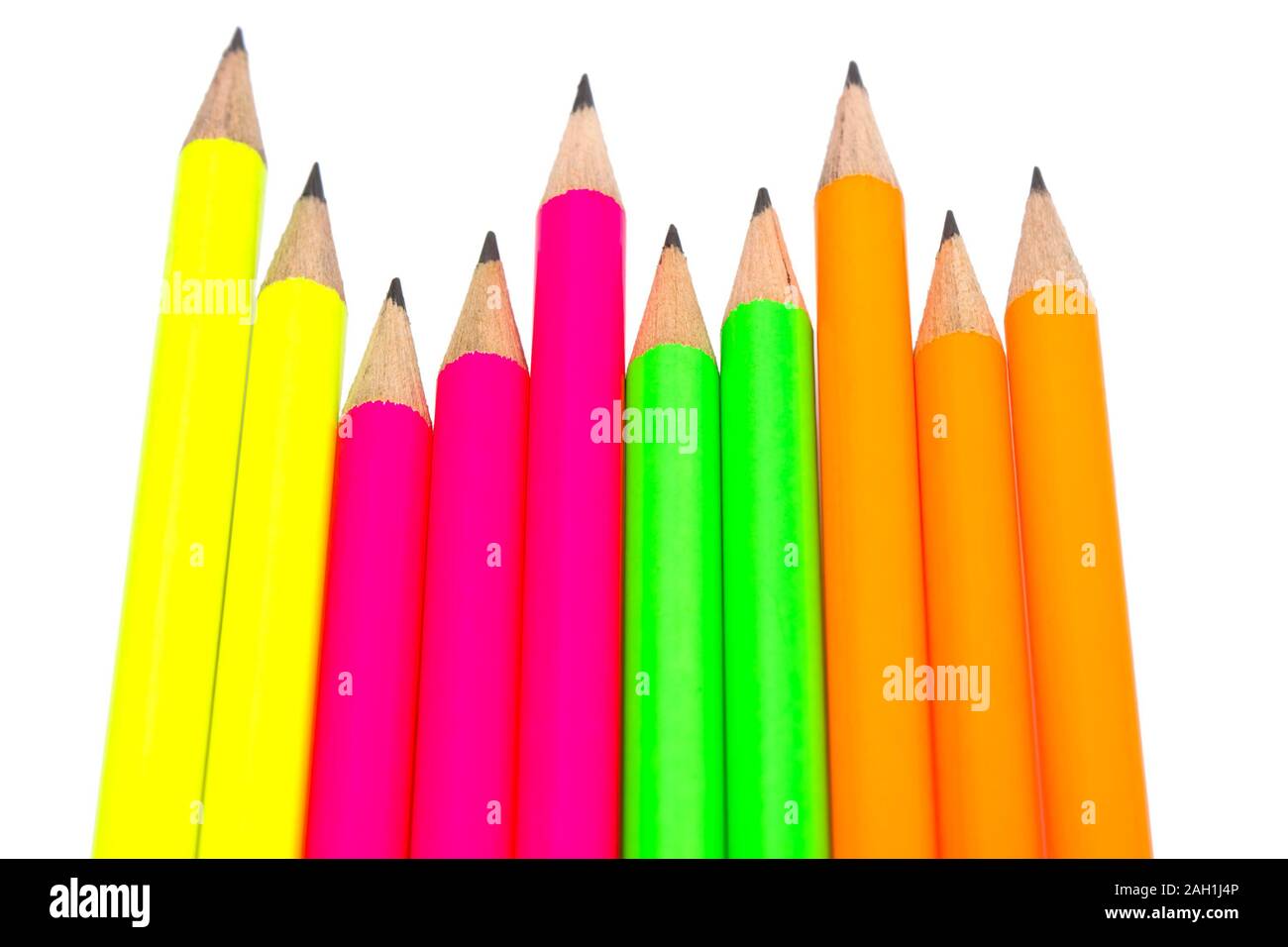 Sortiment von fluoreszierende Buntstifte auf weißem Hintergrund  Stockfotografie - Alamy