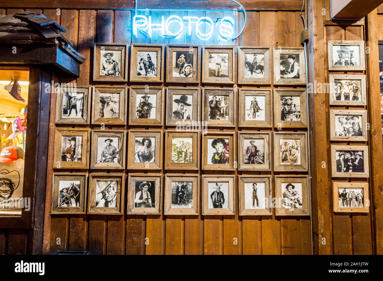 Interieur des Restaurants und Bars mit vielen Fotos von Berühmtheiten am Fort Worth Stockyards, einem historischen Stadtteil, der im Fort Wor befindet. Stockfoto