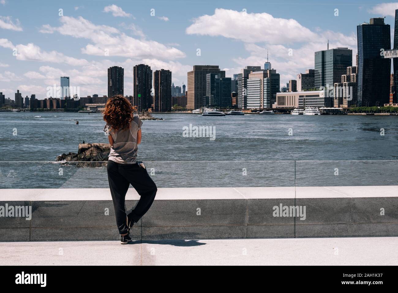 New York City - USA - 15. Mai 2019: Manhattan Midtown Gebäude Blick von Franklin D. Roosevelt vier Freiheiten Park auf Roosevelt Island Stockfoto