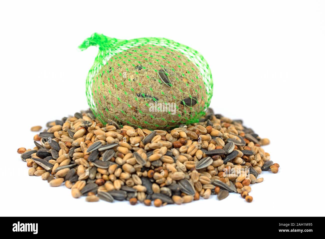 Birdseed gegen einen weißen Hintergrund isoliert Stockfoto