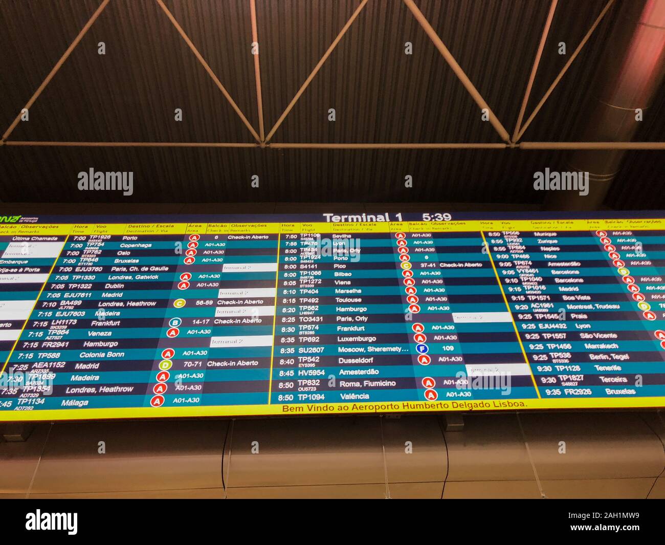 Ankunft - Abreise Bildschirm Display an der Humberto Delgado Flughafen, Lissabon, Portugal. Stockfoto