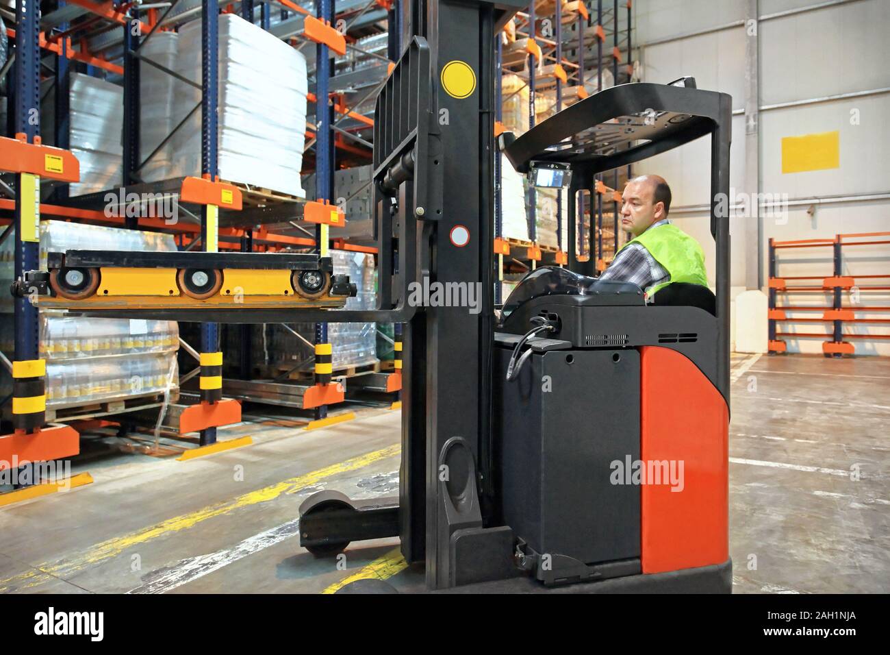 Gabelstapler mit Shuttle Pallet im Versandlager Stockfoto