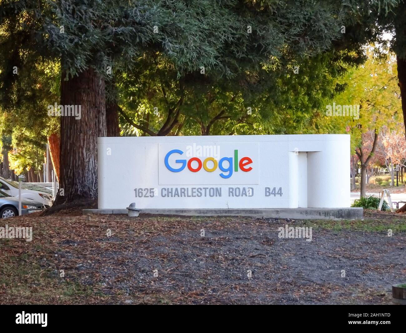 Google Logo signage Bäume mit Pinien auf 1625 Charleston Road, Mountain View, Kalifornien, USA, Dezember 2019 Stockfoto
