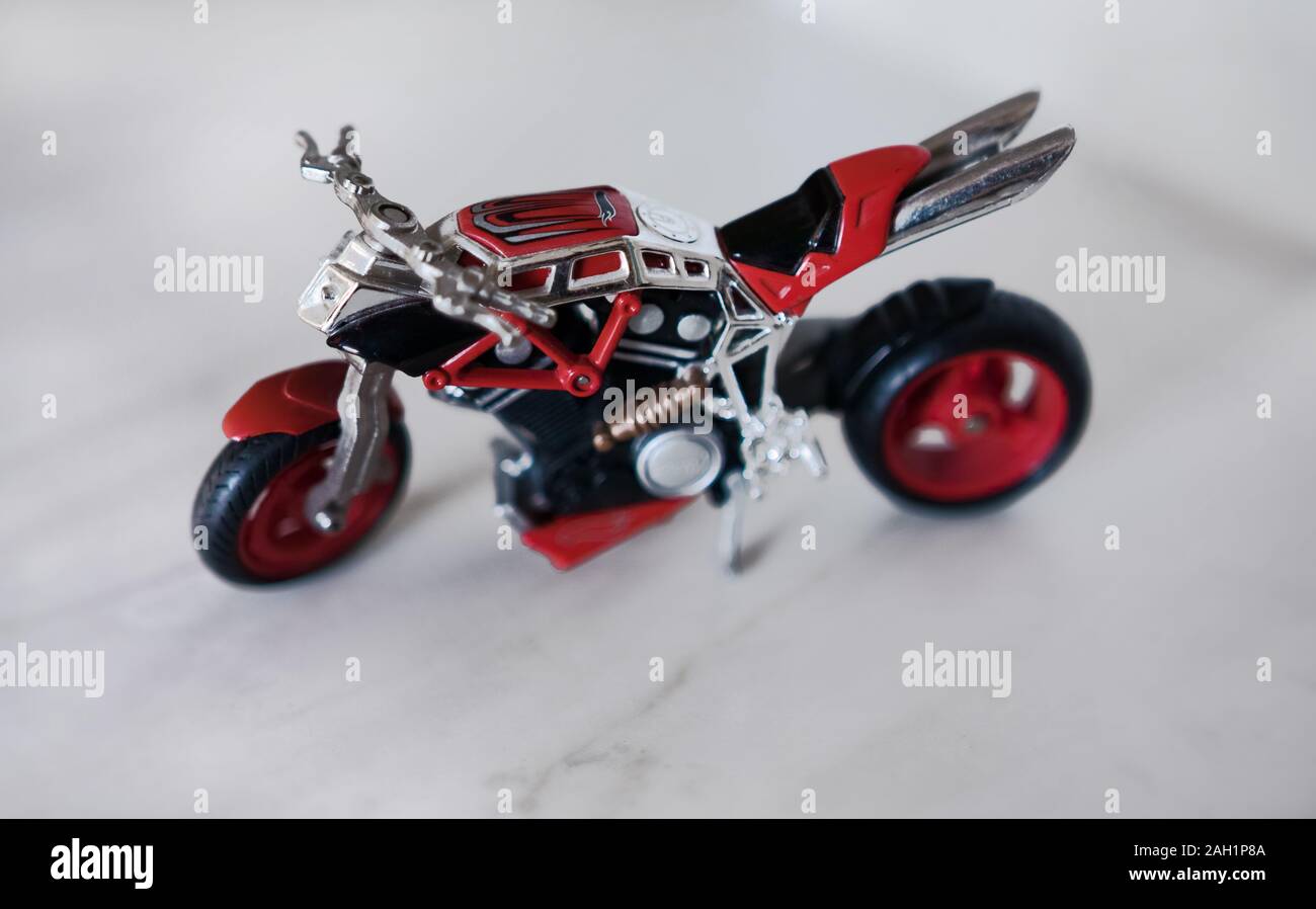Ein Motorrad Spielzeug auf klarer Marmor Oberfläche. Stockfoto