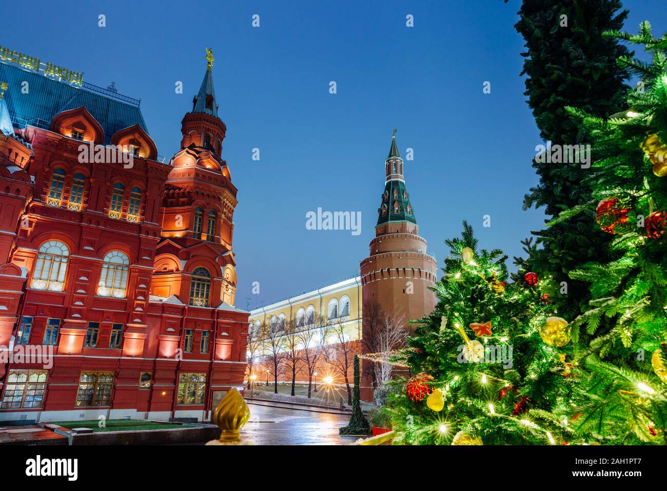 Der Blick auf den Kreml mit Weihnachtsschmuck im Vordergrund, Moskau, Russland Stockfoto