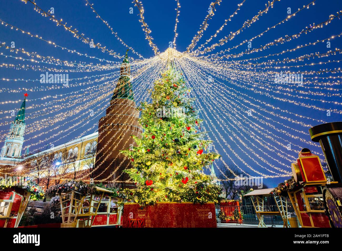 Ein Weihnachtsbaum am Manezhnaya Platz und der Kreml auf dem Hintergrund, Moskau, Russland Stockfoto