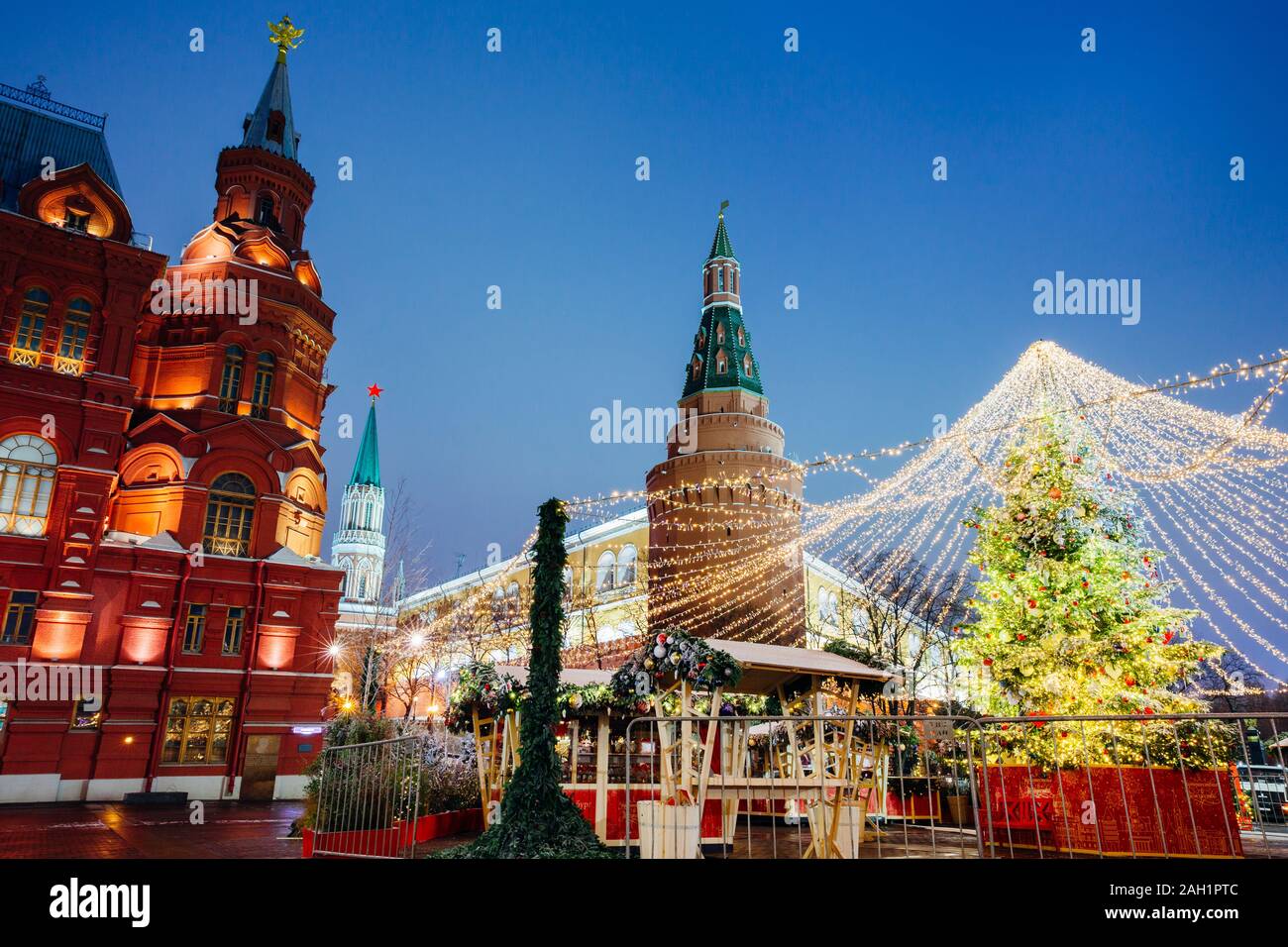 Der Blick auf den Kreml mit Weihnachtsschmuck im Vordergrund, Moskau, Russland Stockfoto