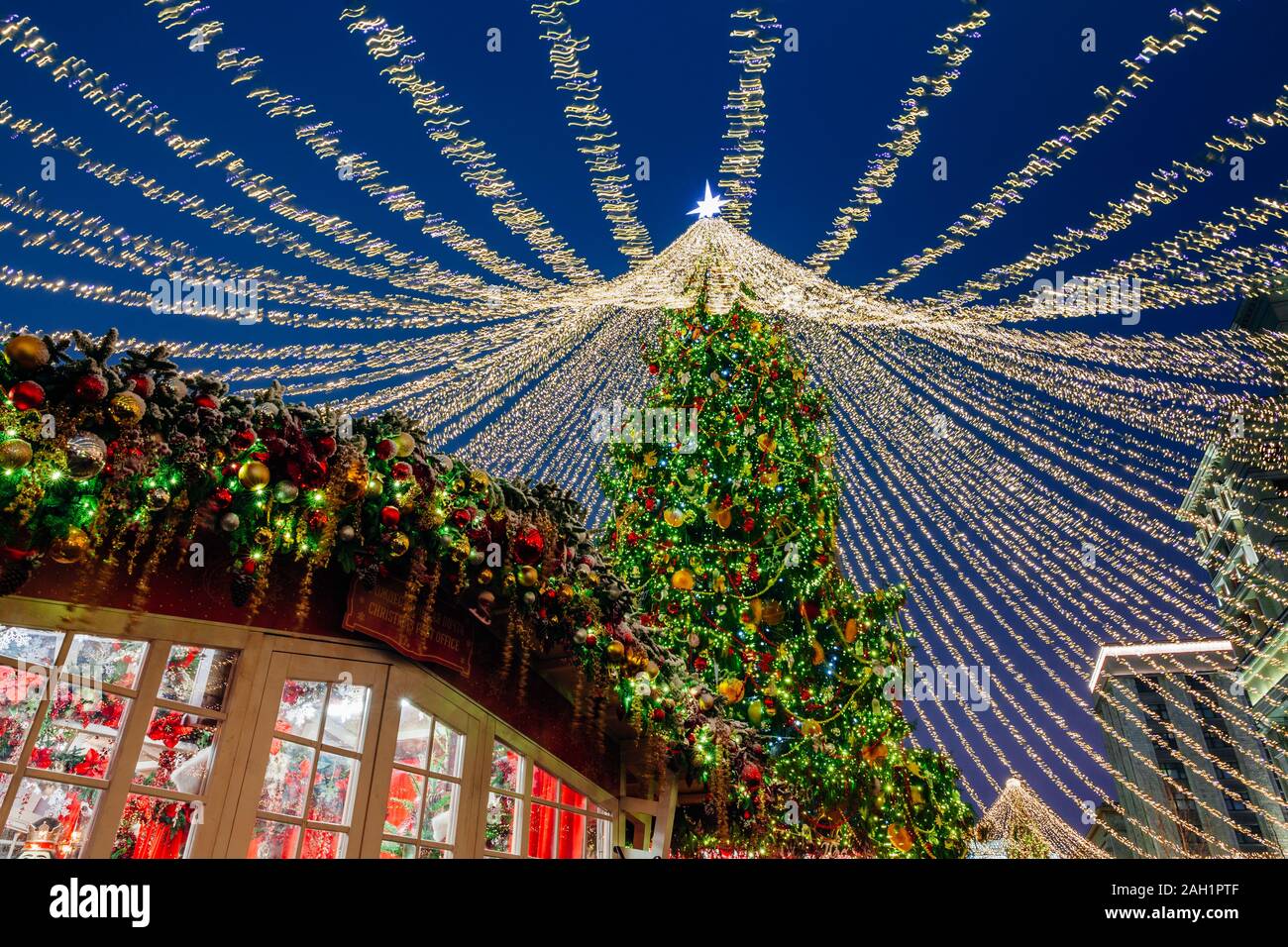 Weihnachtsbaum am Manezhnaya Square im historischen Herzen von Moskau, Russland. Stockfoto