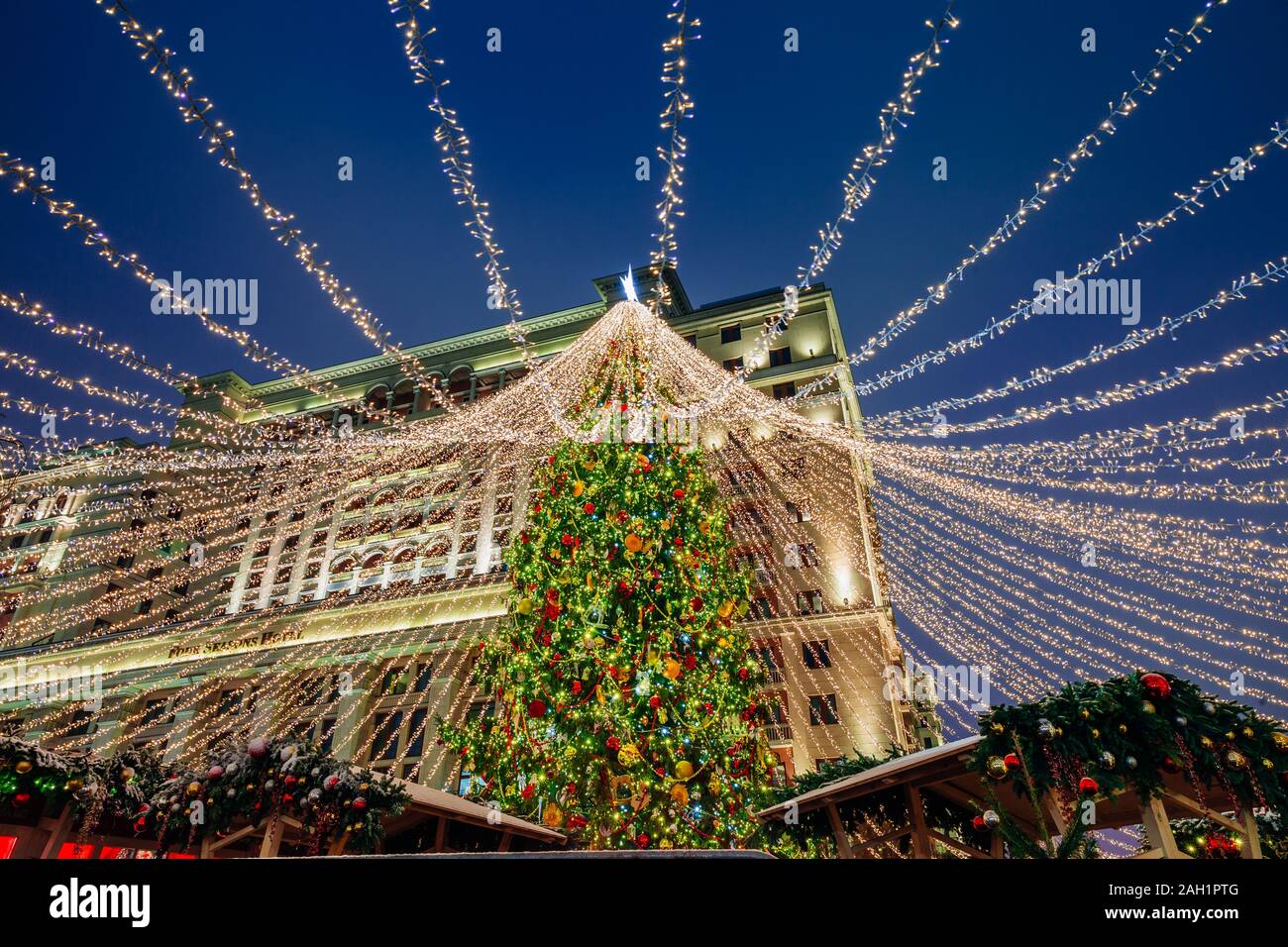 Weihnachtsmarkt am Manezhnaya Quadrat, Moskau, Russland Stockfoto