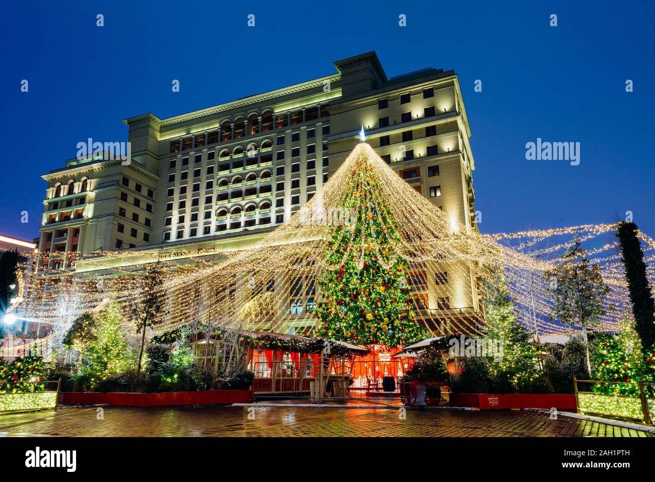 Weihnachtsmarkt am Manezhnaya Quadrat mit der Moskva Hotel auf dem Hintergrund, Moskau, Russland Stockfoto