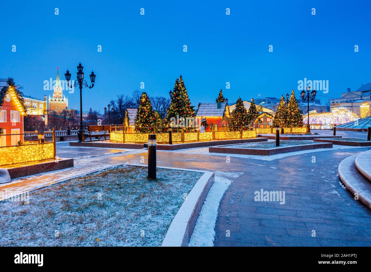 Тhe Manezhnaya Quadrat mit Weihnachtsschmuck im Vordergrund, Moskau, Russland Stockfoto