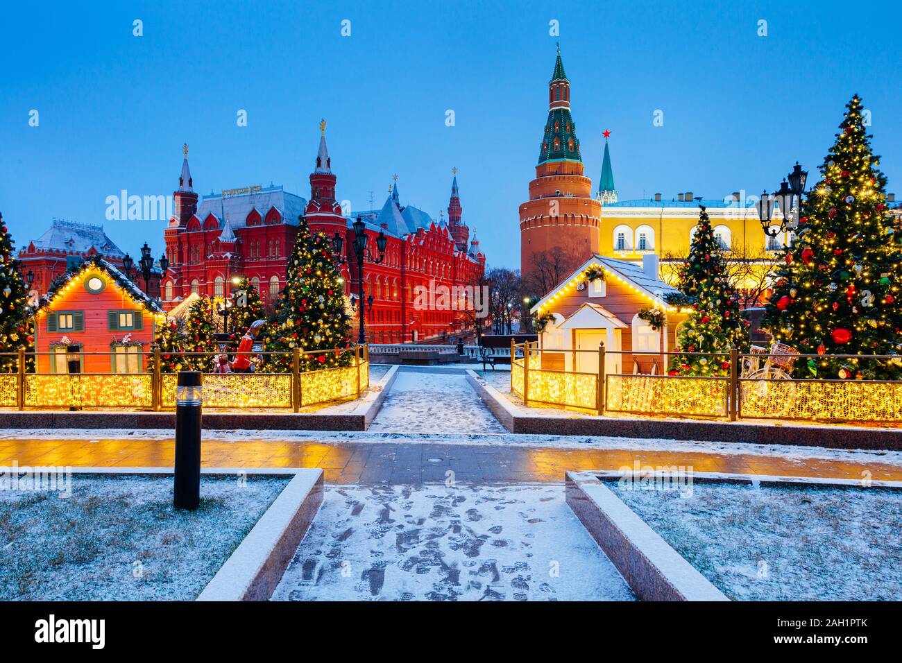Das Staatliche Historische Museum und den Kreml mit Weihnachtsschmuck im Vordergrund, Moskau, Russland Stockfoto