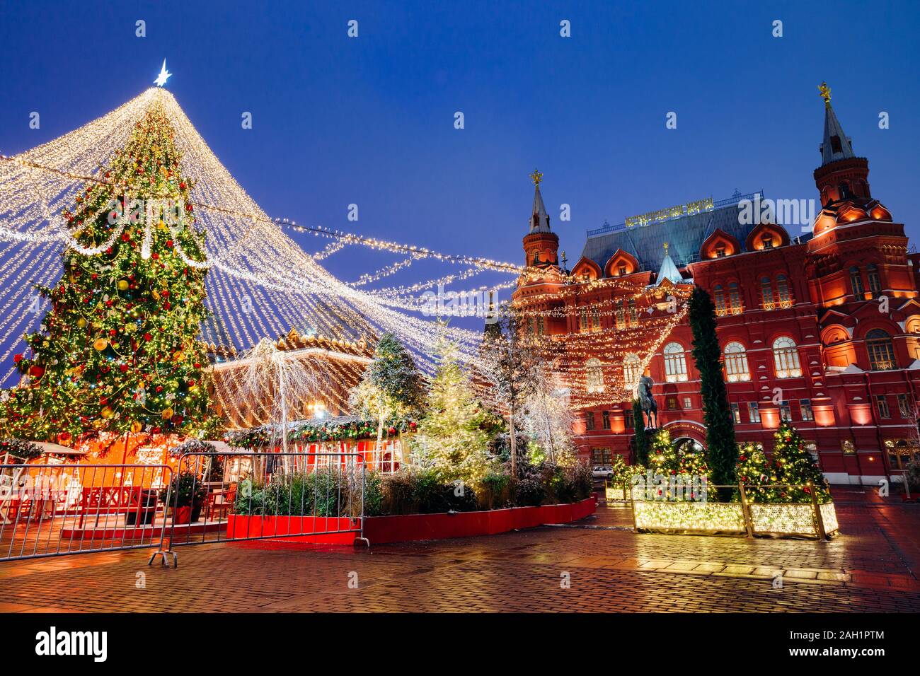 Das Staatliche Historische Museum mit Weihnachtsschmuck im Vordergrund, Moskau, Russland Stockfoto