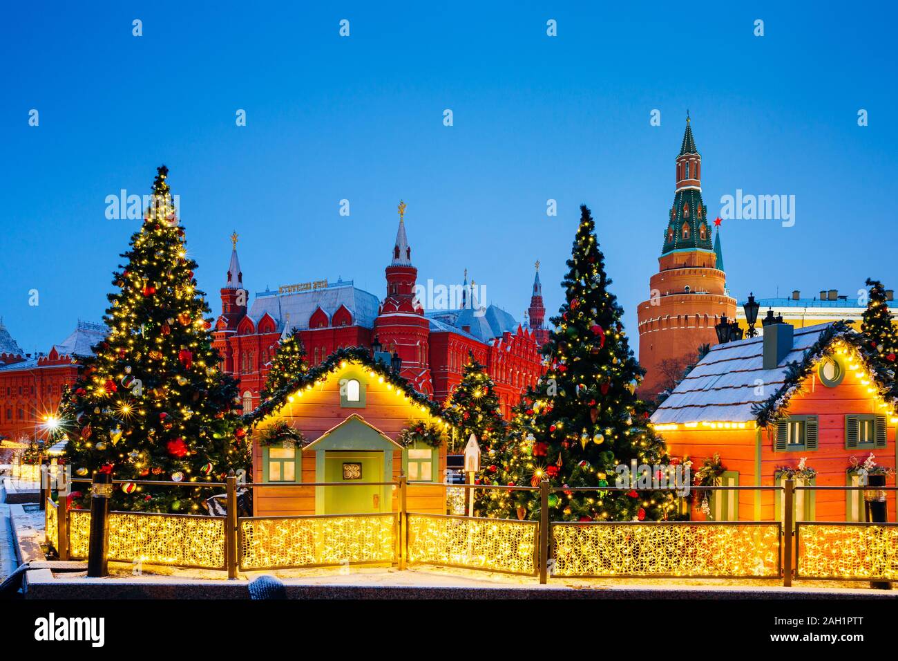 Das Staatliche Historische Museum und den Kreml mit Weihnachtsschmuck im Vordergrund, Moskau, Russland Stockfoto