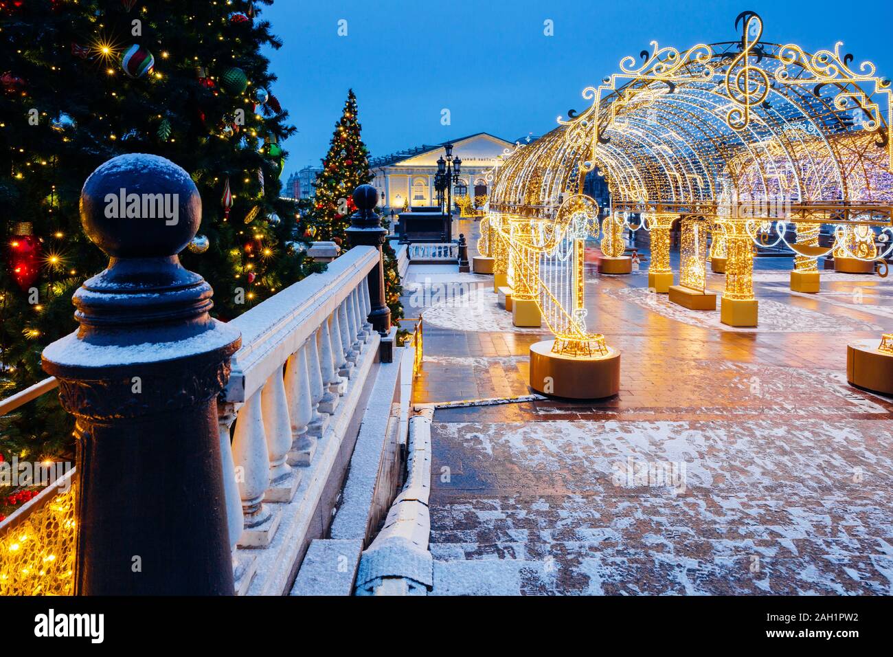 Тhe Manezhnaya Quadrat mit Weihnachtsschmuck im Vordergrund, Moskau, Russland Stockfoto