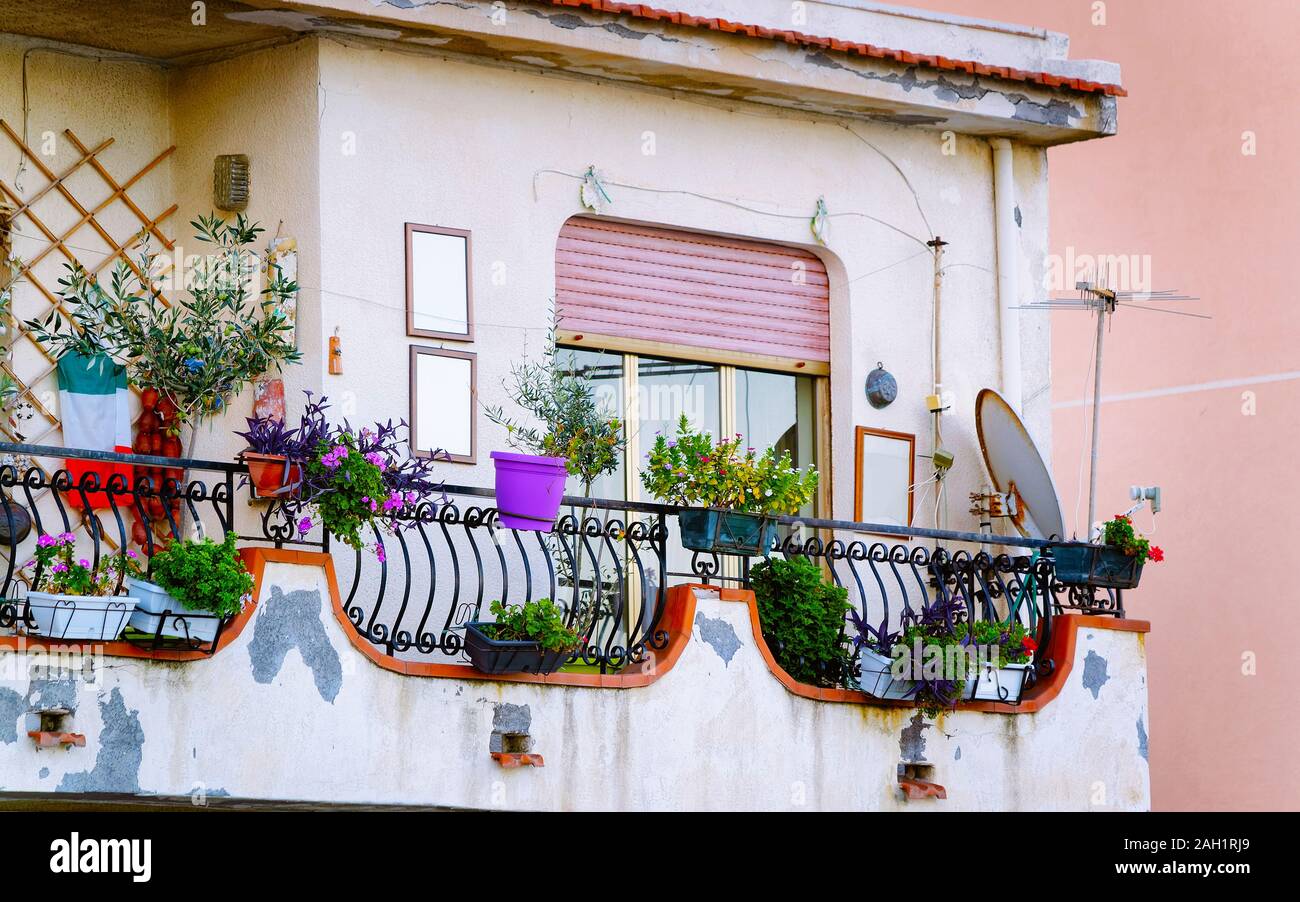 Balkon mit Blumen in Santa Teresa di Riva Messina Sizilien reflex Stockfoto