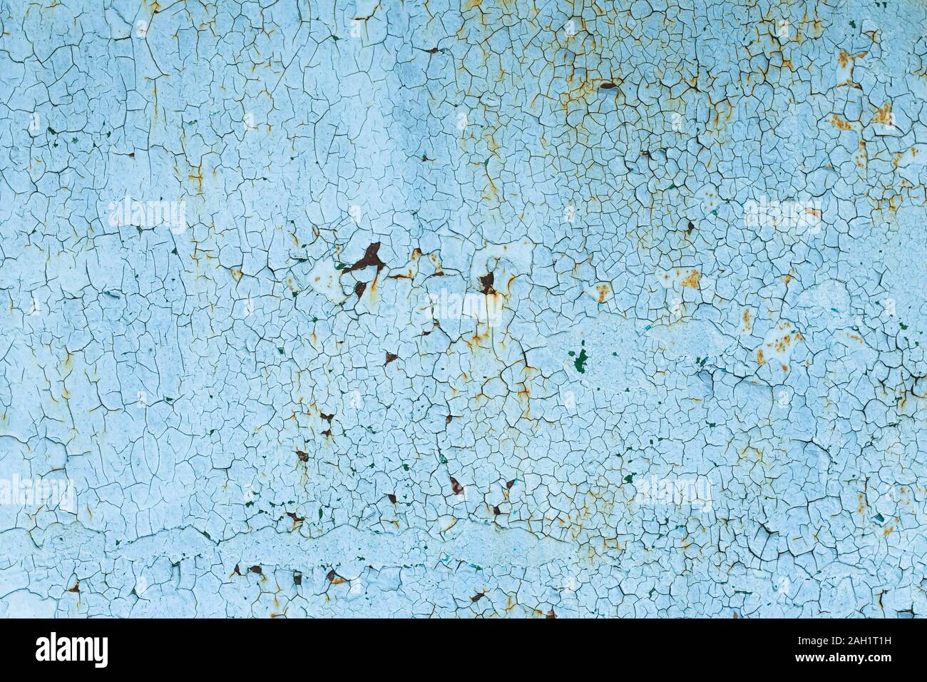 Abblätternde Farbe auf rostigen Stahl Tür. Korrosion an einer Metalloberfläche. Zusammenfassung Hintergrund, Textur. Blue geknackt bemalte Wand Stockfoto
