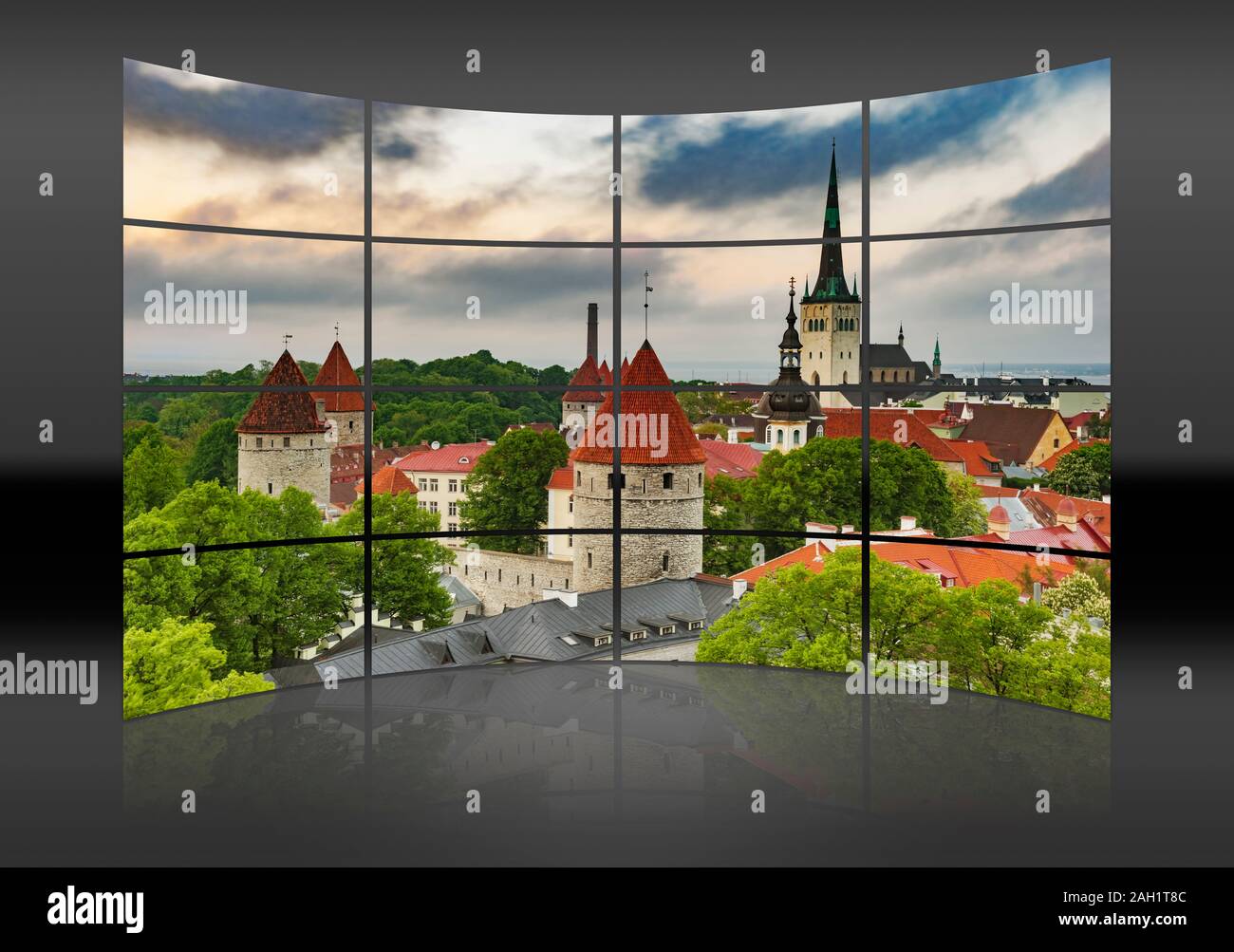 Blick über Tallinn an der Stadtmauer und der St. Olavs Kirche (Oleviste Kirik), Tallinn, Estland, Baltikum, Europa Stockfoto